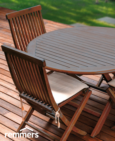 Holzmöbelstand auf der Terrasse