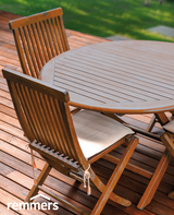 Holzmöbelstand auf der Terrasse