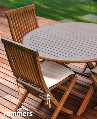 Holzmöbelstand auf der Terrasse