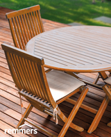 Holzmöbelstand auf der Terrasse