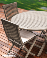 Holzmöbelstand auf der Terrasse