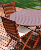 Holzmöbelstand auf der Terrasse