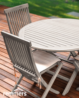 Holzmöbelstand auf der Terrasse