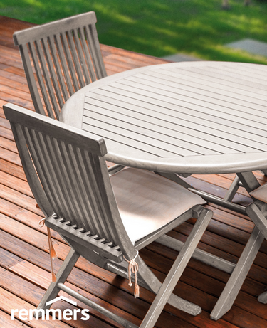 Holzmöbelstand auf der Terrasse
