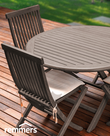 Holzmöbelstand auf der Terrasse