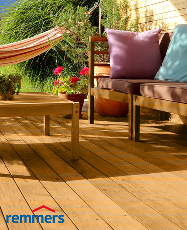 Terrasse mit Möbeln und Hängematte