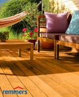 Terrasse mit Möbeln und Hängematte