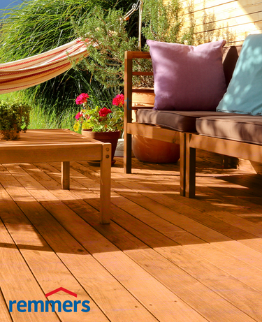 Terrasse mit Möbeln und Hängematte