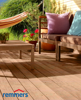 Terrasse mit Möbeln und Hängematte