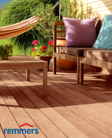 Terrasse mit Möbeln und Hängematte