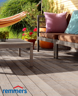 Terrasse mit Möbeln und Hängematte