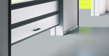 Gepflegter Garagenboden mit glänzend grauer Remmers PU Garagenbeschichtung für ein sauberes Finish.