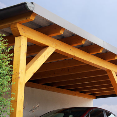 Ein Carport aus hellem Holz, optimal vor Witterung geschützt mit der langlebigen Remmers HK-Lasur.