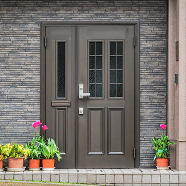 Moderne dunkle Haustür mit Glaseinsätzen, strahlend sauber dank dem Remmers Pflege-Set für Türen.