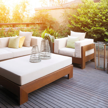 Moderne Dachterrasse mit Holzmöbeln und Dielenboden, optimal gepflegt mit Remmers Pflege-Öl.