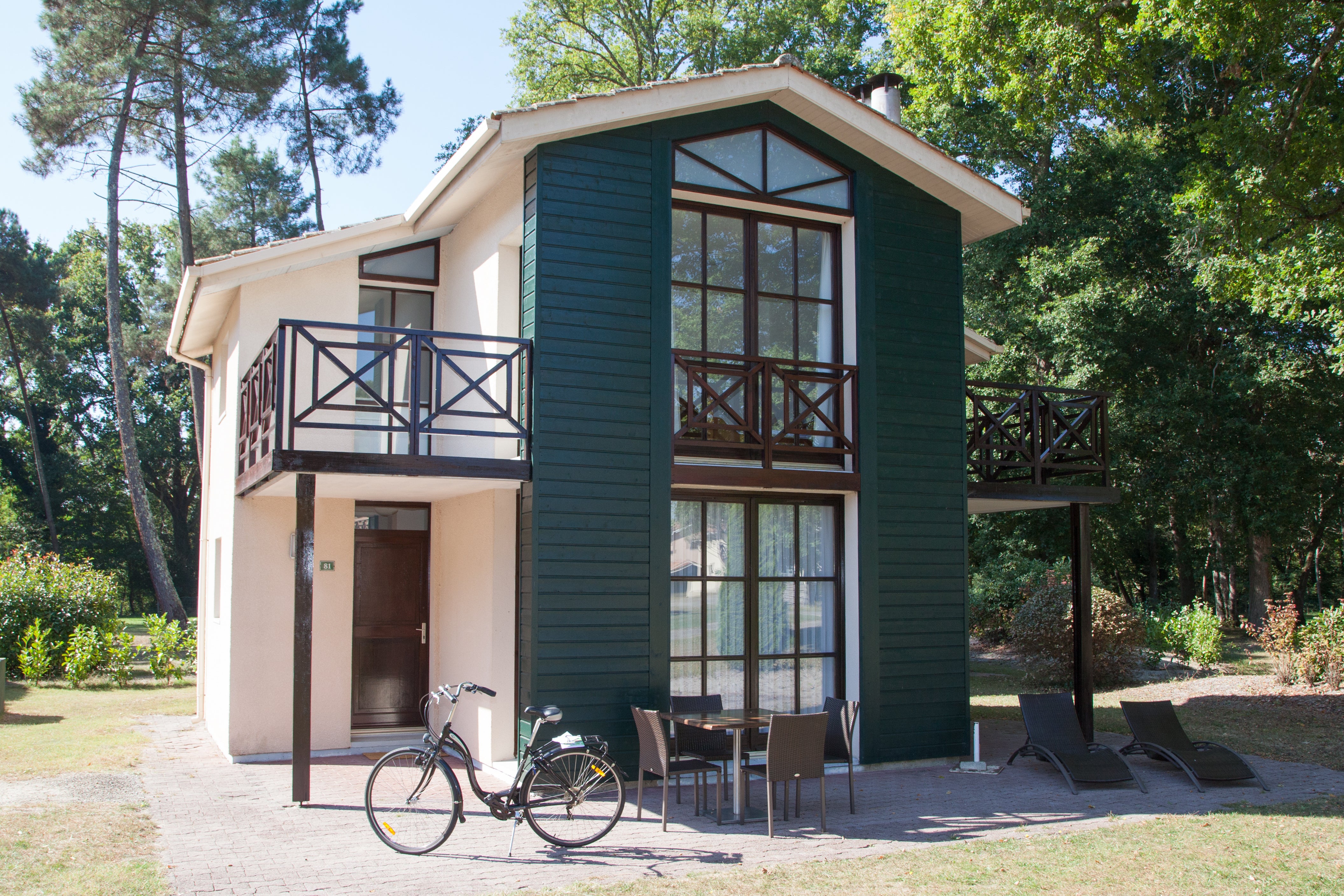 Ferien Haus gestrichen mit weißer und grüner Remmers Wetterschutzfarbe