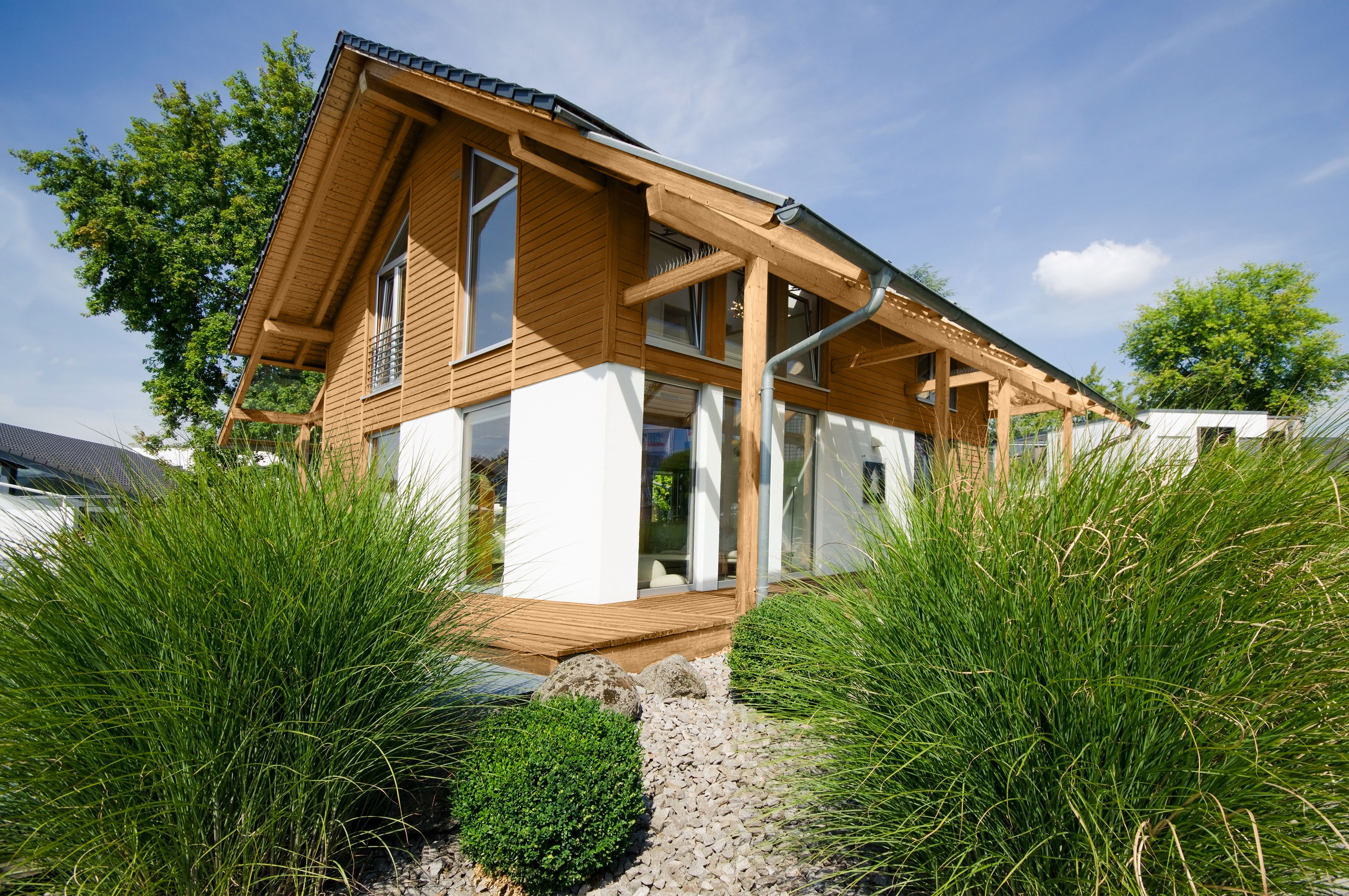 Modernes Holzhaus mit Terrasse, langlebig geschützt durch Remmers Dauerschutz-Lasur UV.