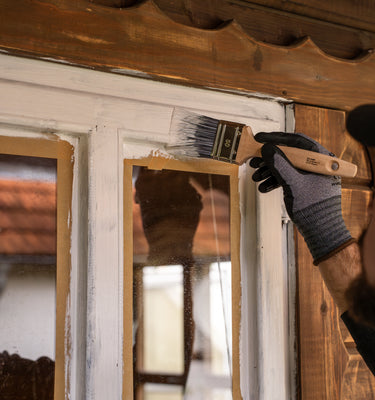 Renovierungsanstrich eines Holzfensters mit dem deckenden Remmers Multi-Lack 3in1 in Seidenmatt-Weiß.