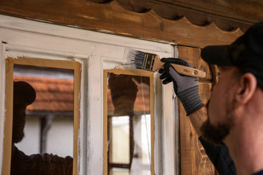 Renovierungsanstrich eines Holzfensters mit dem deckenden Remmers Multi-Lack 3in1 in Seidenmatt-Weiß.