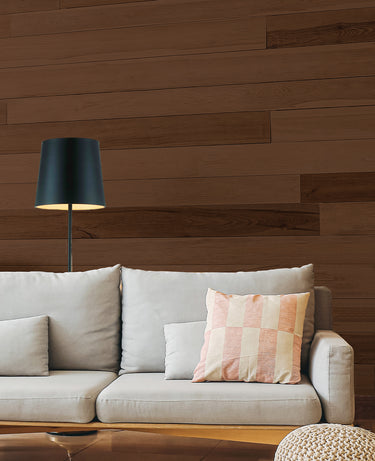 Modernes Wohnzimmer mit dunkler Holzwand, gestaltet mit Remmers Wohnraum-Lasur für ein gesundes Raumklima.