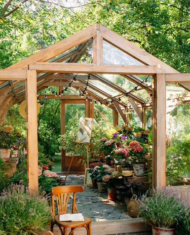 Gemütliches Holz-Gartenhaus mit langlebigem Schutz durch Remmers Pflege-Öl.