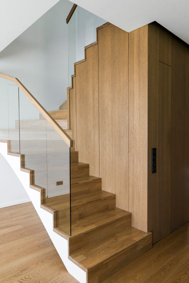 Moderne Holztreppe und Wandverkleidung, versiegelt mit strapazierfähigem Remmers Treppen- & Parkettlack.